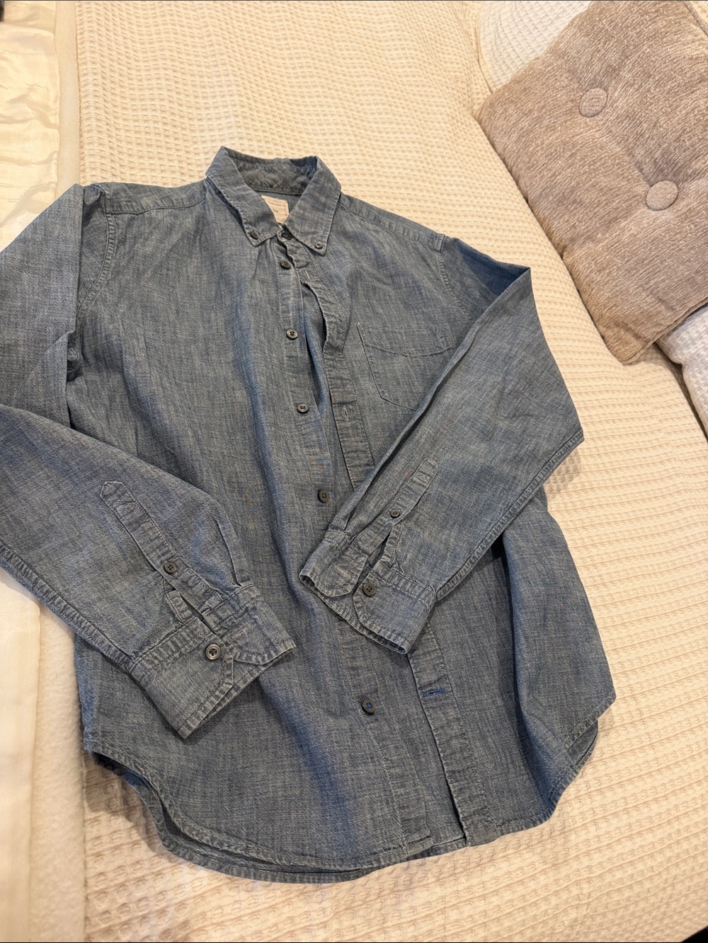 Men's Casual Blue Chambray Button-Up Shirt. Sz M